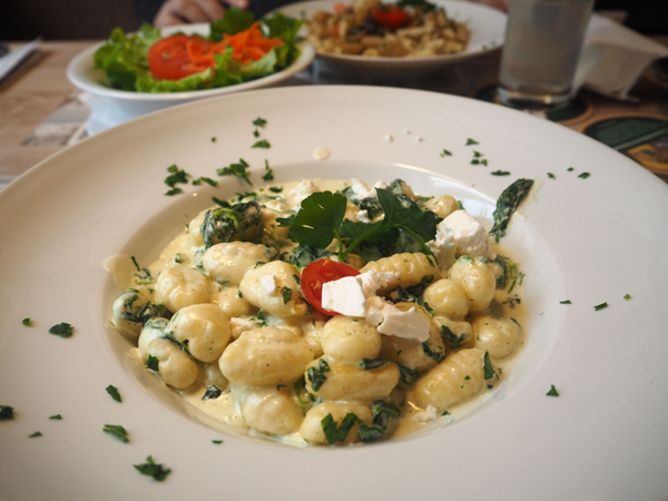 Gnocchi con spinaci e pollo