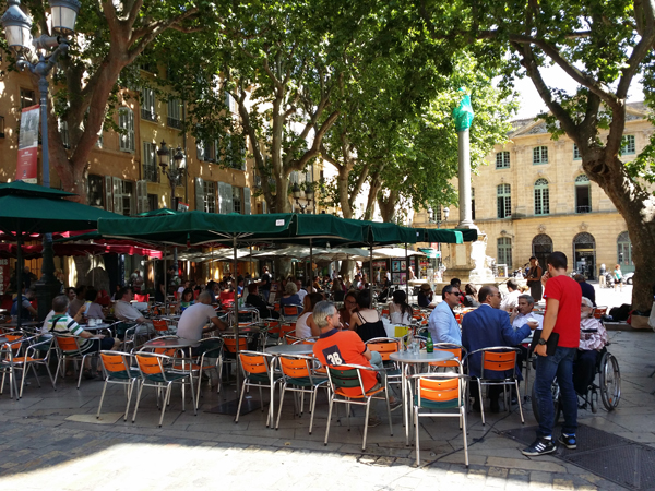 Letní posezení s přáteli v Aix en Provence