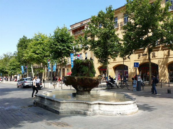 Cours Mirabeau v Aix en Provence
