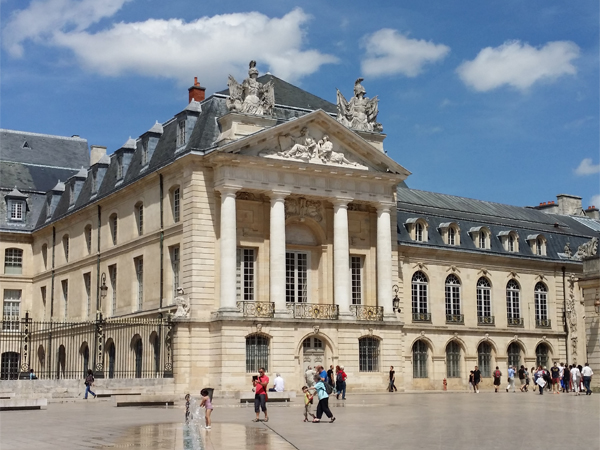 Palác burgundských šlechticů - © Foto: TravelPlacesAndLife.com